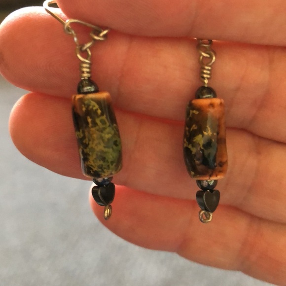Lovely ceramic earrings in brown and green tones with a small heart below - Picture 4 of 6